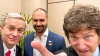 Eduardo Bolsonaro entre José Antonio Kast y Javier Milei. Eduardo Bolsonaro entre José Antonio Kast y Javier Milei.