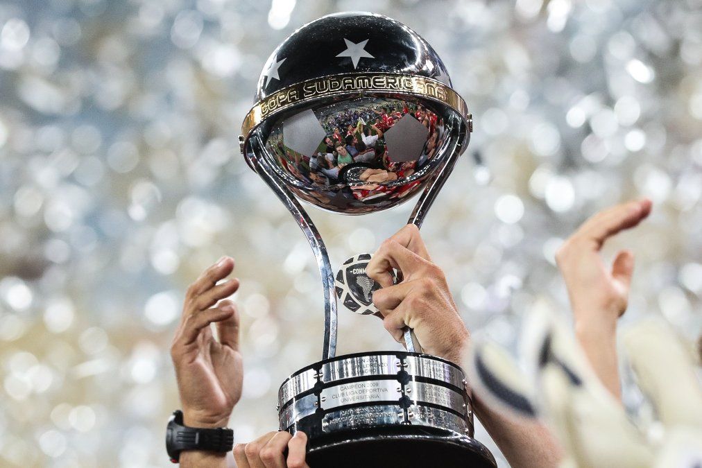 Bello trofeo. La Copa Sudamericana. Foto: Getty Images.