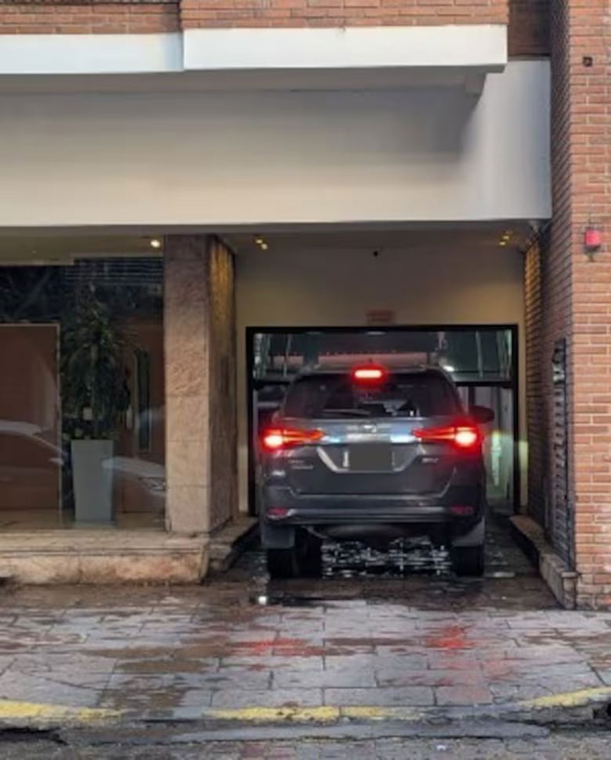 El Toyota SW4 de Jefatura de Gabinete que Manuel Adorni sigue usando casi 3 meses después de haber renunciado. El Toyota SW4 de Jefatura de Gabinete que Manuel Adorni sigue usando casi 3 meses después de haber renunciado. 