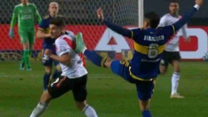 Aflojen con los agarrones: Llega el VAR al fútbol argentino