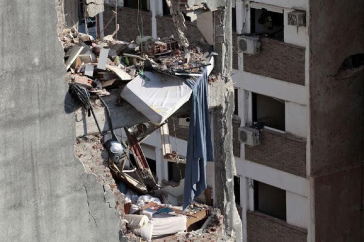 La Presidente declaró duelo nacional y arribó a Rosario para recorrer la zona de la explosión.