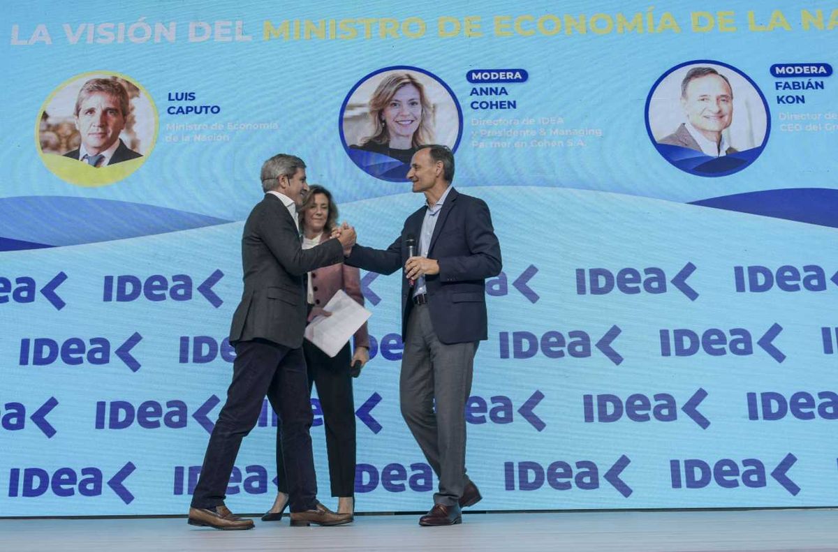 El ministro de Economia, Luis Caputo, saluda a Fabián Kon, Director de IDEA y CEO del Grupo Galicia. Foto IDEA / NA. El ministro de Economia, Luis Caputo, saluda a Fabián Kon, Director de IDEA y CEO del Grupo Galicia. Foto IDEA / NA.
