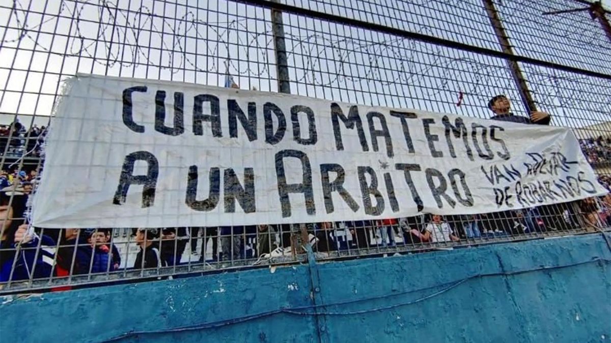 Quilmes será castigado por la Aprevide por una bandera que apareció en el Estadio Centenario, que se expresaba violentamente contra el arbitraje.