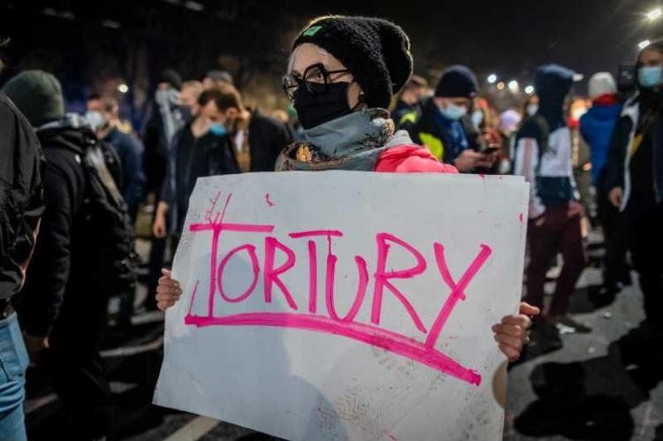 Manifestantes contra la medida. /Foto:WOJTEK RADWANSKI / AFP
