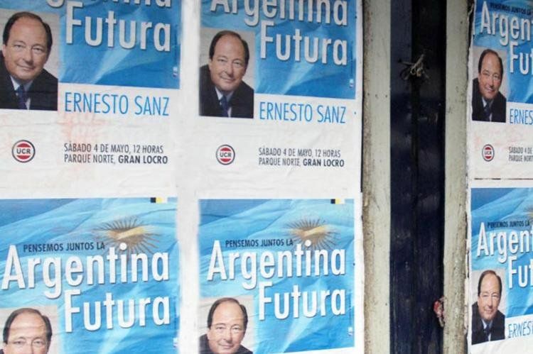 Afiches de Ernesto Sanz con motivo del acto del sábado 04/05 en Parque Norte.