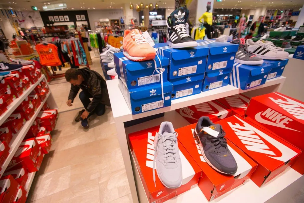 Dass fabrica zapatillas para las marcas Nike; Umbro; Fila, Converse; Tyson y Asics. Dass fabrica zapatillas para las marcas Nike; Umbro; Fila, Converse; Tyson y Asics.