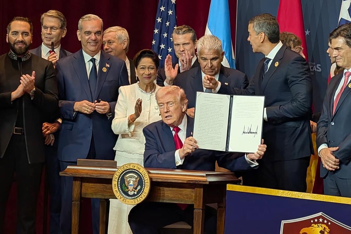 Donald Trump muestra la firma del acuerdo (foto revista Estrategia y Negocios)