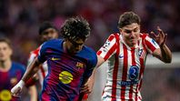 Julián Álvarez corre ante Lamine Yamal. El Atlético de Madrid se impuso ante el Barcelona con personalidad Julián Álvarez corre ante Lamine Yamal. El Atlético de Madrid se impuso ante el Barcelona con personalidad