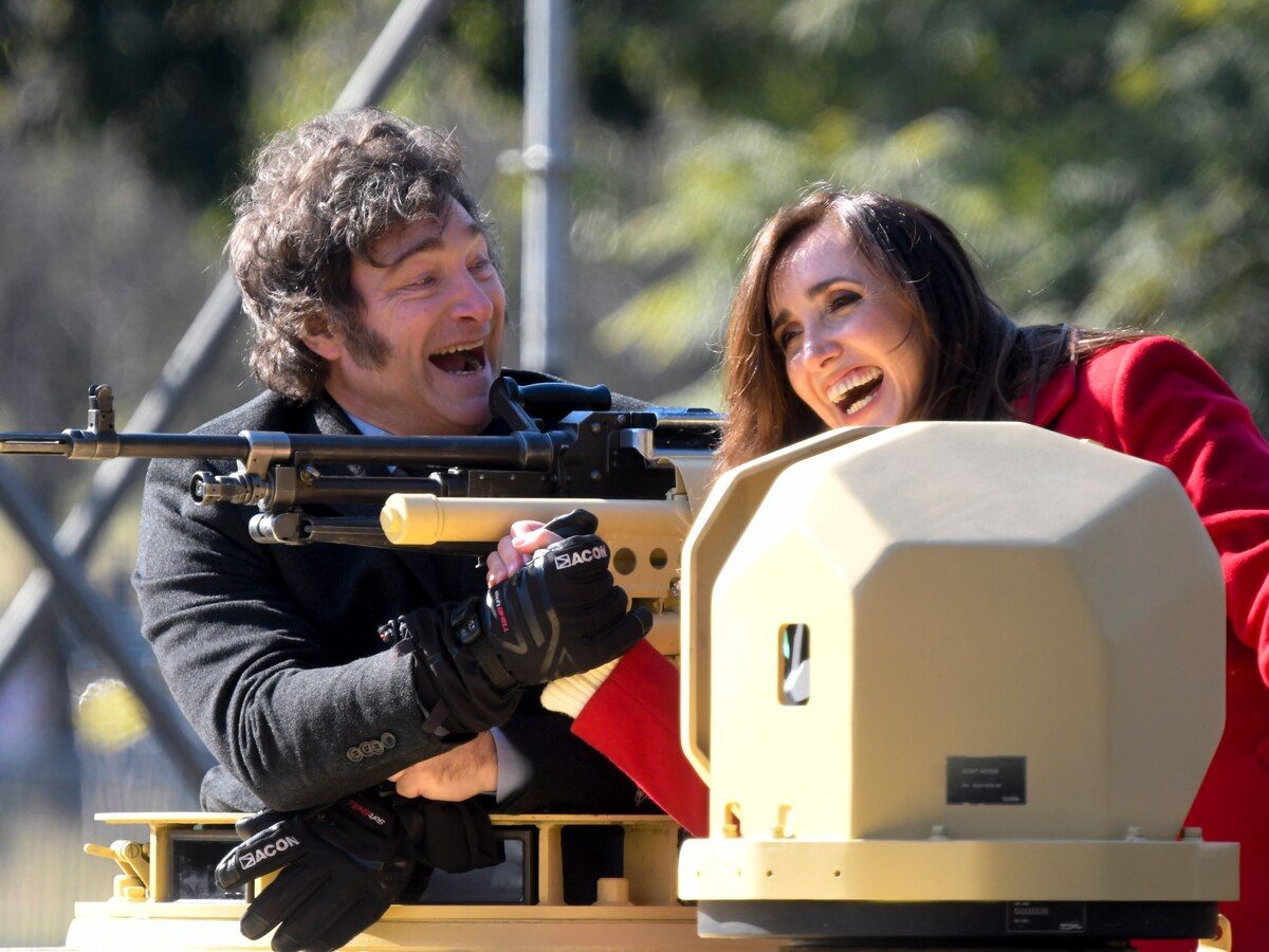 Presidente y Vice subidos a un&nbsp; tanque argentino mediano del Ejército Argentino
