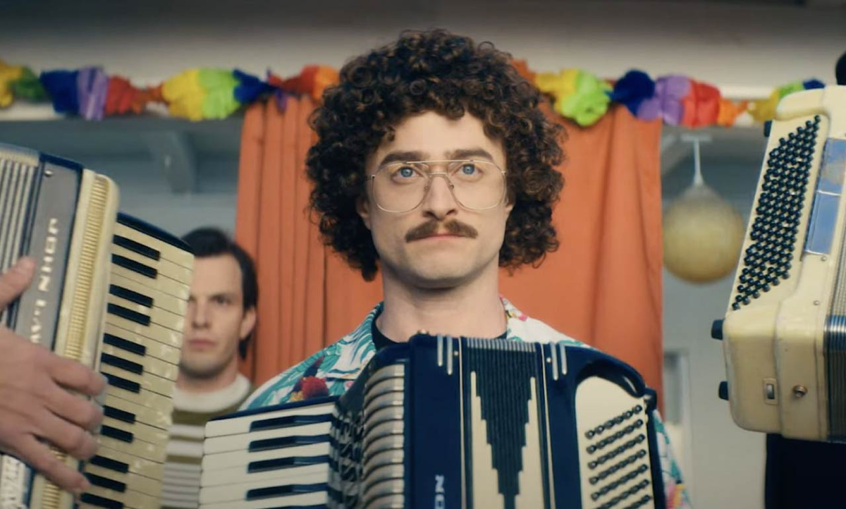 En 2022, se puso en la piel del cantante y comediante "Weird Al" Yankovic -famoso por sus letras humorísticas y por tocar el acordeón- y se ganó la aclamación de la crítica. En 2022, se puso en la piel del cantante y comediante "Weird Al" Yankovic -famoso por sus letras humorísticas y por tocar el acordeón- y se ganó la aclamación de la crítica.