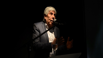 Una inédita rebelión de Camioneros amenaza las pocas fuerzas que le quedan al histórico Hugo Moyano. Una inédita rebelión de Camioneros amenaza las pocas fuerzas que le quedan al histórico Hugo Moyano.