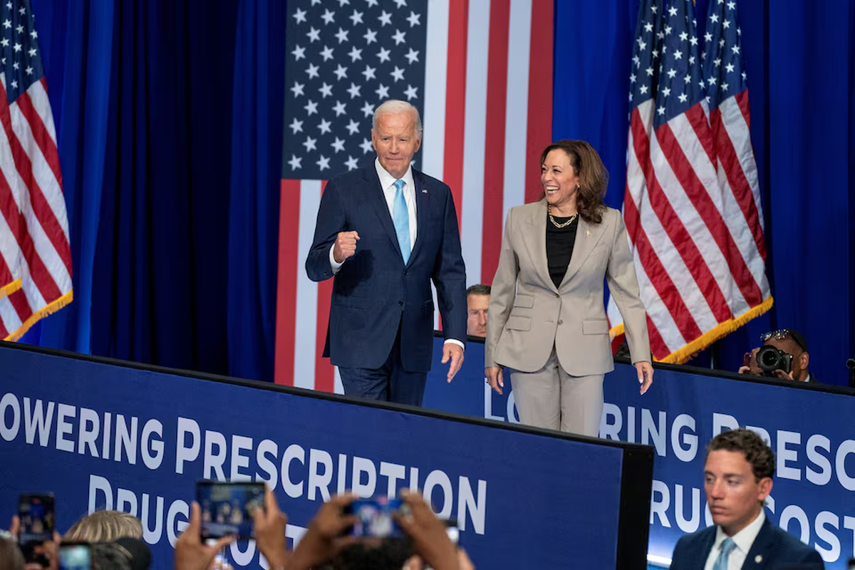 El presidente de Estados Unidos, Joe Biden, sube al escenario con la vicepresidenta y candidata presidencial demócrata Kamala Harris, el 15 de agosto de 2024. REUTERS/Ken Cedeno/Foto de archivo El presidente de Estados Unidos, Joe Biden, sube al escenario con la vicepresidenta y candidata presidencial demócrata Kamala Harris, el 15 de agosto de 2024. REUTERS/Ken Cedeno/Foto de archivo