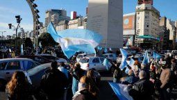 altText(Banderazo y bocinazos: Postales de una jornada de protesta)}