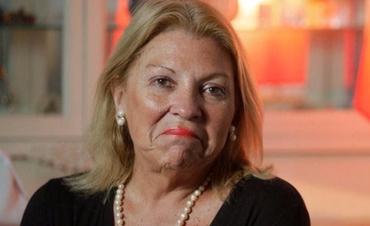 Elisa Carrió dijo que es cierto lo que contó el mozo, pero prometió llevarle más dinero cuando viaje a La Plata (¡!).