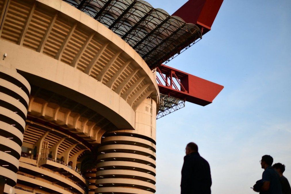 El estadio de San Siro, escenario central del fútbol italiano, en una ciudad que hoy queda bajo el foco por el escándalo que salpica a la Serie A.