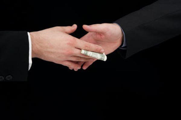 ¿Los gobernantes apurarían a la justicia para indagar a los culpables de las muertes por corrupción, como lo hacen con los guerrilleros muertos?.