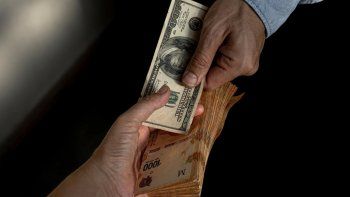 El dólar blue sigue un ascenso muy preocupante mientras Javier Milei advierte que la hiperinflación está a la vuelta de la esquina. El dólar blue sigue un ascenso muy preocupante mientras Javier Milei advierte que la hiperinflación está a la vuelta de la esquina.