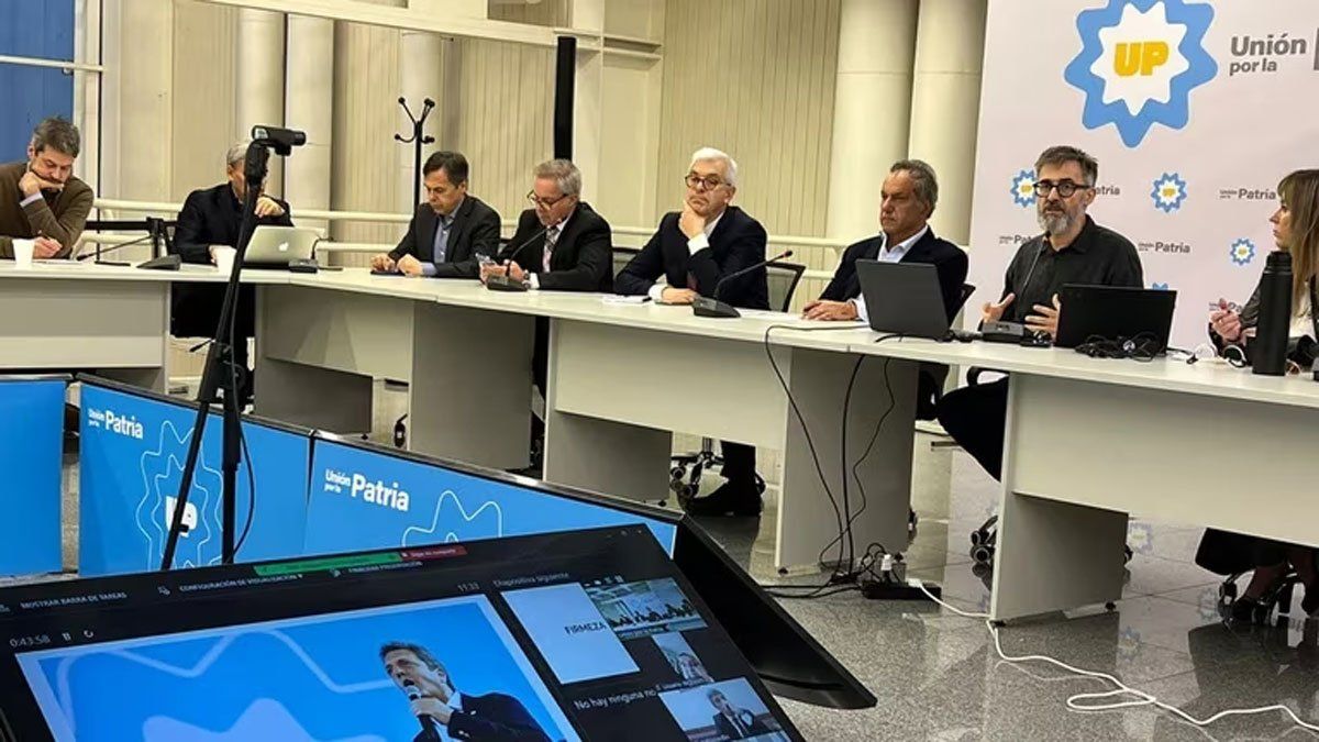 La reunión de los voceros de UP con el consultor Gutiérrez Rubí en el búnker porteño del oficialismo.&nbsp;