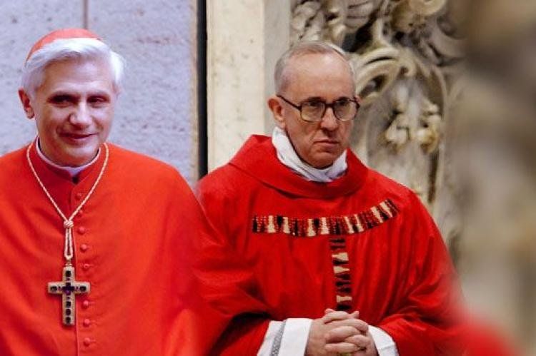 Joseph Ratzinger (Benedicto XVI) y Jorge Bergoglio (Francisco).