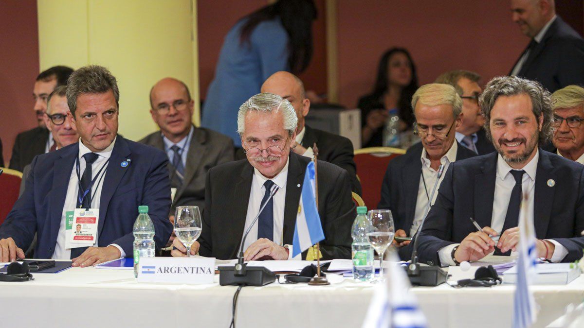 Alberto Fernández asumió la presidencia pro-témpore del Mercosur, con críticas a Uruguay.