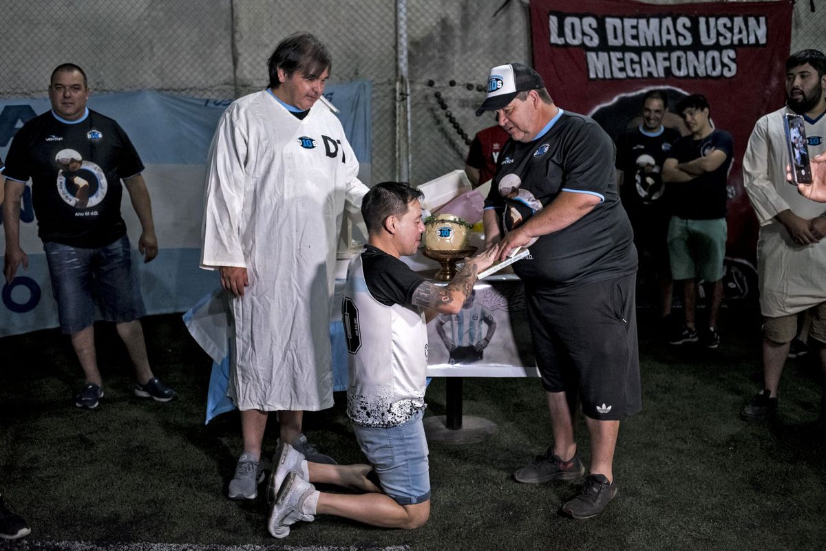 Diego Maradona oficiando en la Iglesia Maradoniana.