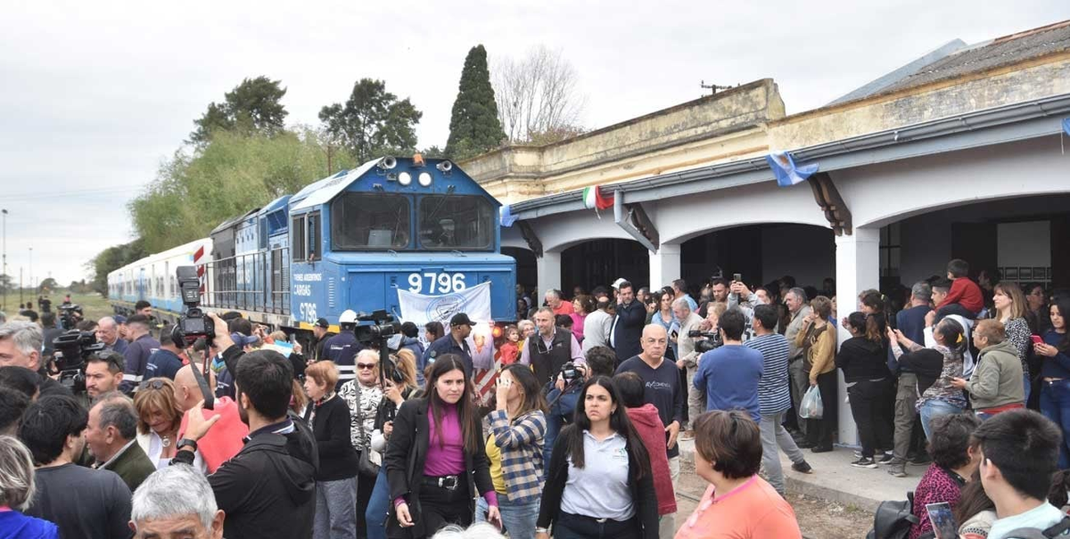 Una multitud se hizo presente en la prueba del tren Santa Fe - Laguna Paiva. Una multitud se hizo presente en la prueba del tren Santa Fe - Laguna Paiva.