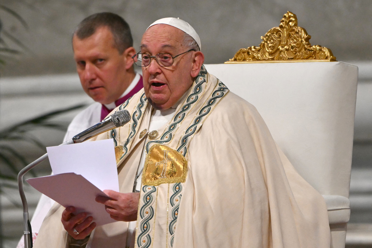 El Papa Francisco inauguró la temporada de fiestas en el Vaticano con un Pesebre y un mensaje un poco errado. El Niño Jesús, figura central del cristianismo, sale envuelto en una prenda musulmana. El Papa Francisco inauguró la temporada de fiestas en el Vaticano con un Pesebre y un mensaje un poco errado. El Niño Jesús, figura central del cristianismo, sale envuelto en una prenda musulmana.