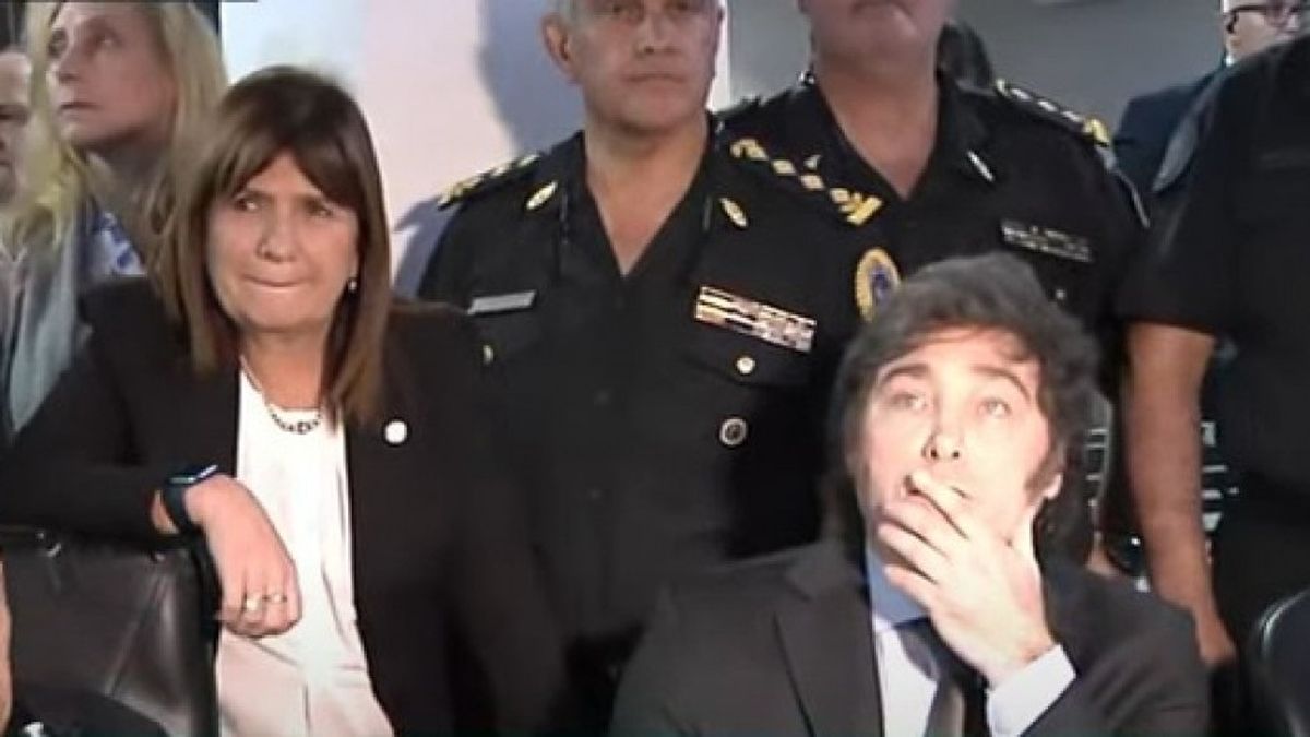 Patricia Bullrich y Javier Milei verificando la marcha del operativo de seguridad Patricia Bullrich y Javier Milei verificando la marcha del operativo de seguridad 