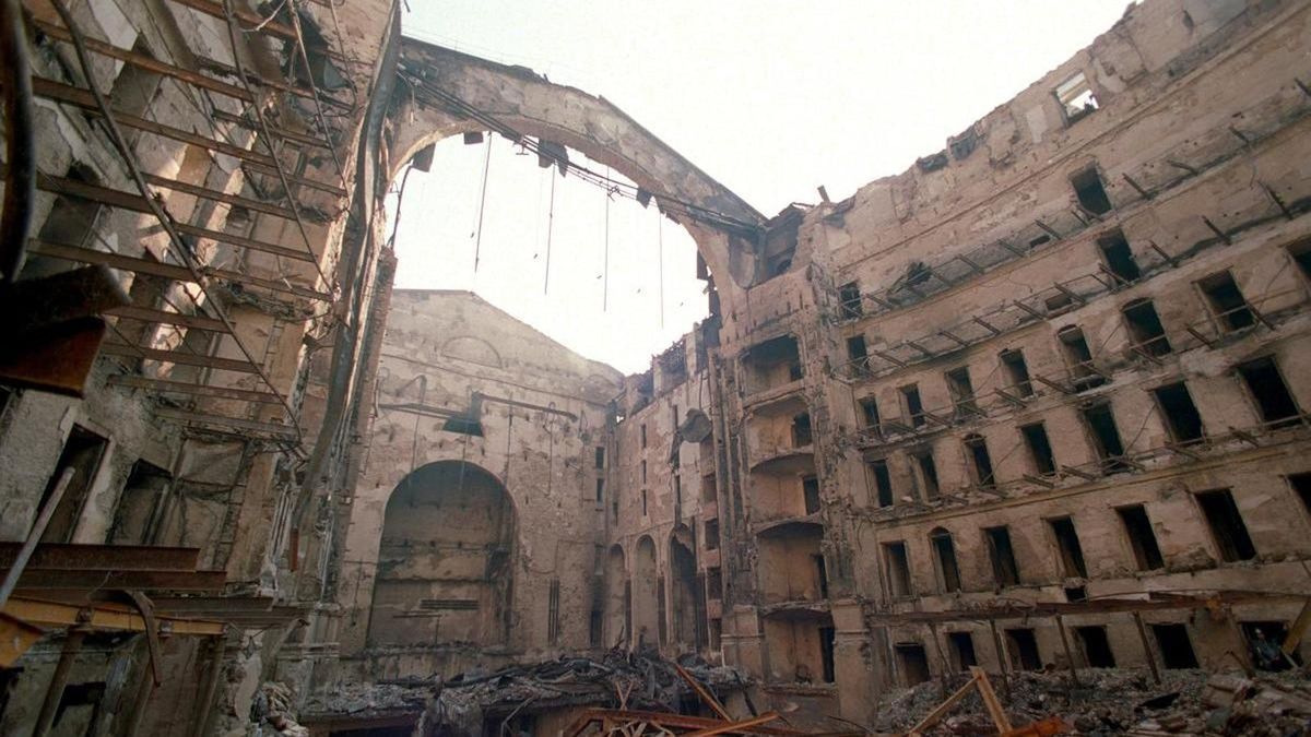 El incendio de 1994 redujo el Liceu a escombros y marcó uno de los momentos más dramáticos de su historia, antes de su reconstrucción y reapertura a fines del siglo XX. El incendio de 1994 redujo el Liceu a escombros y marcó uno de los momentos más dramáticos de su historia, antes de su reconstrucción y reapertura a fines del siglo XX.