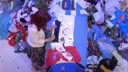 altText(CFK fue al velorio de Maradona, se abrazó con Claudia y dejó un rosario sobre el cajón)}