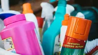 Varios productos de limpieza fueron prohibidos en todo el país por la Anmat. Varios productos de limpieza fueron prohibidos en todo el país por la Anmat.