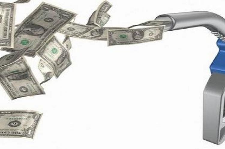 El precio del combustible sigue subiendo pese a los topes.