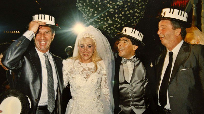 1986, casamiento de Claudia Villafañe y Diego Maradona, en la foto con Carlos Bilardo y Julio Grondona.