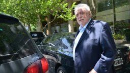 altText(Ginés González García recibió el alta y vuelve a su despacho)}