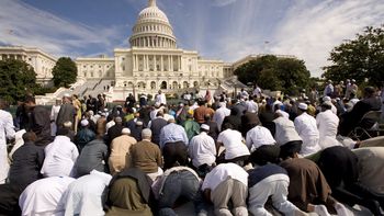 Miles de musulmanes rezan ante la Casa Blanca. Miles de musulmanes rezan ante la Casa Blanca.