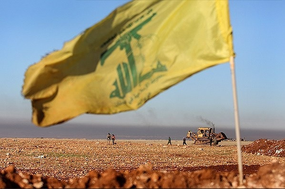 Bandera de Hezbollah en las afueras de Alepo, Siria. Hace unos meses las FDI atacaron al consulado iraní en Damasco, lo que fue criticado por la Comunidad Internacional | Gentileza Ali Khara Fars Media Corporation Bandera de Hezbollah en las afueras de Alepo, Siria. Hace unos meses las FDI atacaron al consulado iraní en Damasco, lo que fue criticado por la Comunidad Internacional | Gentileza Ali Khara Fars Media Corporation