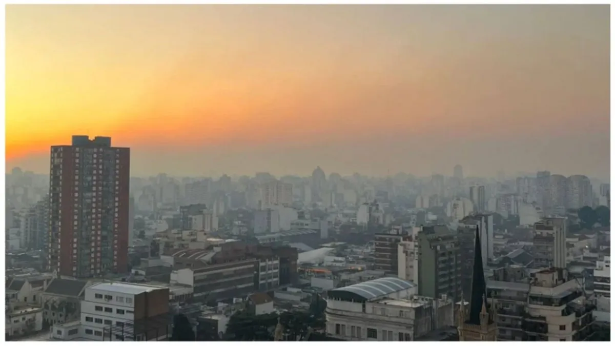 El humo sobre Buenos Aires en abril de 2023 junto con fuerte olor a quemado. Hubo falta de visibilidad y personas afectadas. El humo sobre Buenos Aires en abril de 2023 junto con fuerte olor a quemado. Hubo falta de visibilidad y personas afectadas.