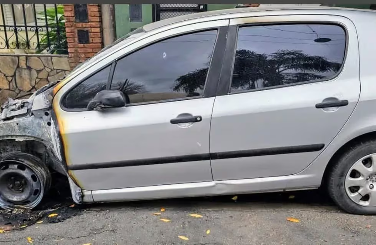 Uno de los autos incendiados este fin de semana. Uno de los autos incendiados este fin de semana. 