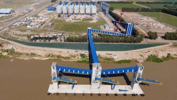 El Gobierno de Javier Milei anunció que una empresa argentina invertirá para construir un nuevo puerto agroindustrial en la Timbúes, Santa Fe. El Gobierno de Javier Milei anunció que una empresa argentina invertirá para construir un nuevo puerto agroindustrial en la Timbúes, Santa Fe.