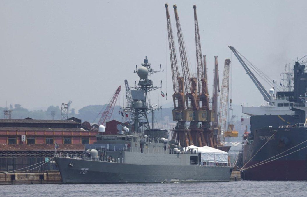 La fragata iraní "IRIS Dena" hundiéndose frente a las costas de Sri Lanka. Reuters informa que el buque fue atacado por un submarino. The Mirror revela que la tripulación informó a la Armada de Sri Lanka que un proyectil había impactado el buque. La fragata iraní "IRIS Dena" hundiéndose frente a las costas de Sri Lanka. Reuters informa que el buque fue atacado por un submarino. The Mirror revela que la tripulación informó a la Armada de Sri Lanka que un proyectil había impactado el buque.