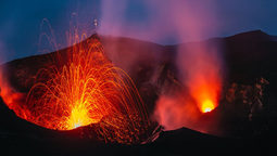 el volcan que volvio a expulsar lava en italia