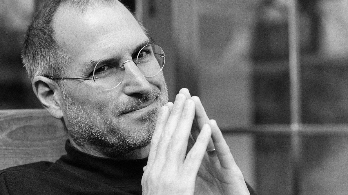Steve Jobs revolucionó la tecnología con Apple, creando productos innovadores que transformaron el mundo digital. Su visión marcó una era de cambios.