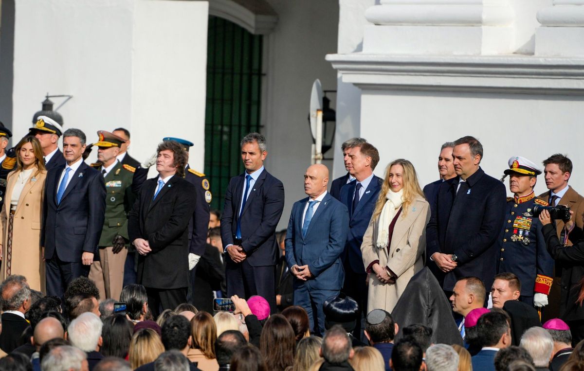 Javier Milei y sus funcionarios en el Cabildo, sin Patricia Bullrich, pero con Santiago Caputo. Javier Milei y sus funcionarios en el Cabildo, sin Patricia Bullrich, pero con Santiago Caputo.