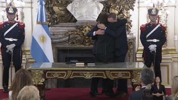 Insólito: Milei sumó a Adorni al abrazo y le opacó la jura a Santilli