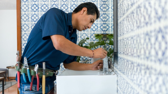 El estigma del trabajo sucio desaparece ante la seguridad financiera. Mientras un modelo de lenguaje IA no pueda doblar una tubería de cobre, los oficios seguirán siendo el pilar de la economía moderna. El estigma del trabajo sucio desaparece ante la seguridad financiera. Mientras un modelo de lenguaje IA no pueda doblar una tubería de cobre, los oficios seguirán siendo el pilar de la economía moderna.