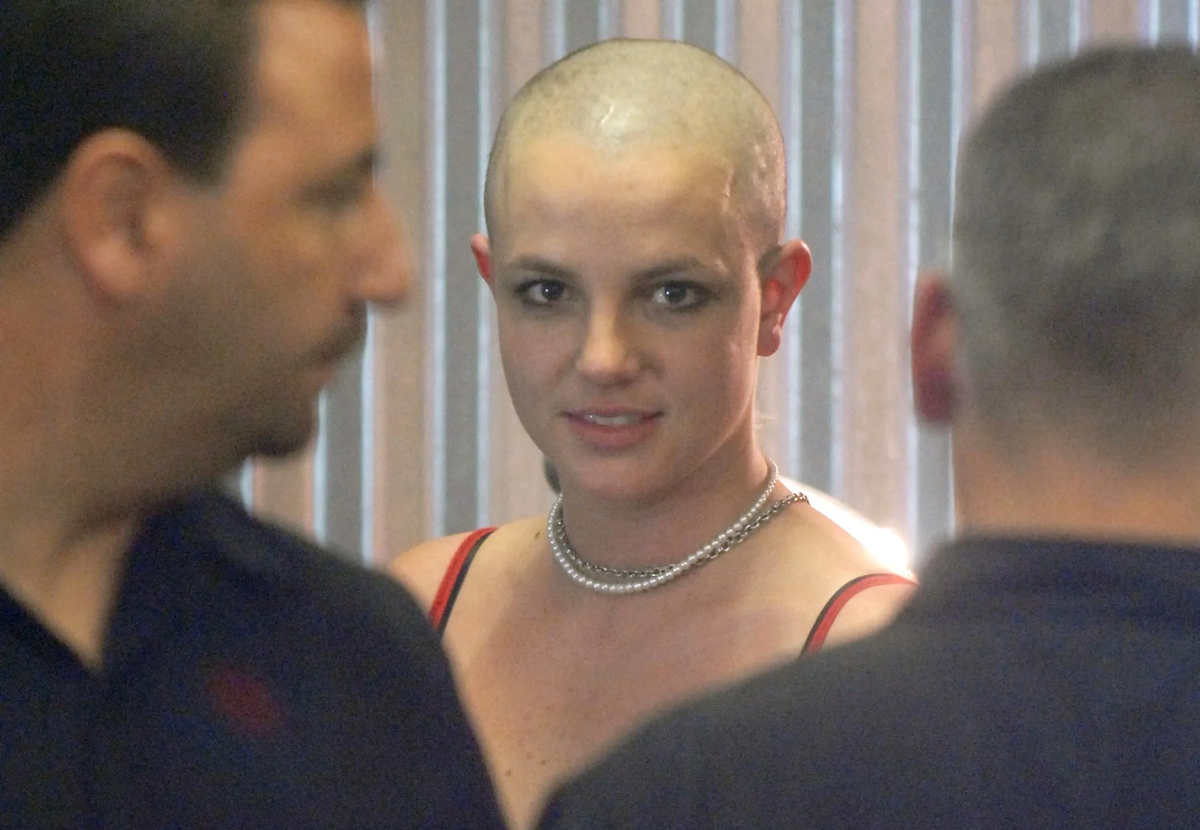 Los 2000 fueron complicados para Britney Spears. La cantante atravesaba algunos problemas personales en la cúspide de su carrera, incluyendo un divorcio y aquel conocido momento donde se rapó la cabeza. Los 2000 fueron complicados para Britney Spears. La cantante atravesaba algunos problemas personales en la cúspide de su carrera, incluyendo un divorcio y aquel conocido momento donde se rapó la cabeza.