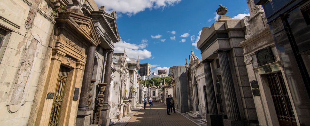 Primera vista de uno de los pasillos del cementerio de la Recoleta.