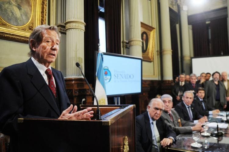El titular de la Auditoría General de la Nación, Leandro Despouy, durante la conferencia de prensa relizada en el senado, en la que ratificó su cargo y remarcó que seguirá siendo presidente del organismo. Foto: Marcelo Capece/NA