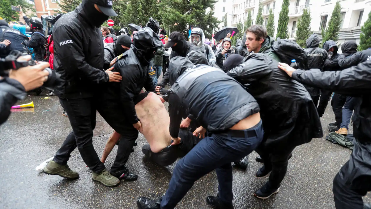 La policía de Georgia deteniendo a un hombre en las protestas contra la ley de La policía de Georgia deteniendo a un hombre en las protestas contra la ley de