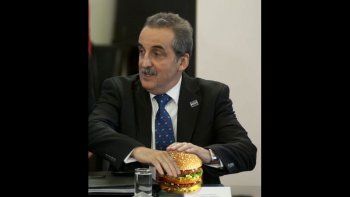 atragantado con un big mac, moreno ya no comera en mcdonalds atragantado con un big mac, moreno ya no comera en mcdonalds
